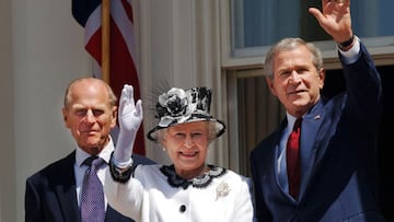 Durante su reinado, la Reina Isabel II viajó un total de seis ocasiones a Estados Unidos. ¿En qué año fue su última visita y cuántos viajes hizo a USA?