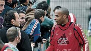 <b>CORDIAL. </b>Thierry Henry volvió a entrenarse ayer con la selección francesa y se mostró muy accesible ante la prensa y la afición.