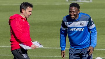 Omeruo ya trabaja sobre el césped, pero todavía es duda