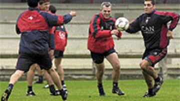 <b>AGUIRRE, EL GUSTO POR EL TOQUE</B>. El técnico mexicano ha hecho del balón la base de los entrenamientos de Osasuna, un equipo comprometido históricamente con el esfuerzo físico.
