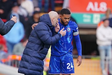 Enzo Maresca, entrenador del Chelsea, da instrucciones en la banda a Reece James durante el partido ante el Liverpool.