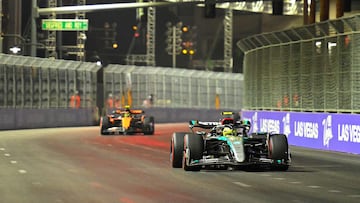 Lewis Hamilton (Mercedes W15) y Lando Norris (McLaren MCL38). Las Vegas, Estados Unidos. F1 2024.