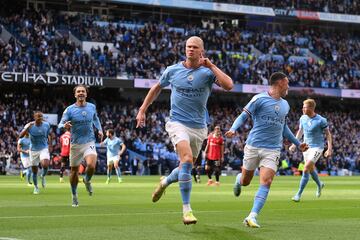 Erling Haaland está llamado, junto a Mbappé, a dominar el panorama futbolístico en el futuro. El noruego es una máquina goleadora que, desde este verano, disfrutan el Manchester City y Guardiola. Su llegada a la Premier supuso un terremoto desde el primer momento. Sus estadísticas ya asustan: 18 goles en sus primeros 13 encuentros.