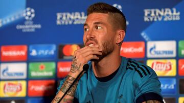 775164173. KIEV (UCRANIA), 25/05/2018.- Fotografía cedida hoy, 25 de mayo de 2018, por la UEFA, que muestra al defensa español y capitán del Real Madrid Sergio Ramos mientras ofrece una rueda de prensa en Kiev, Ucrania. Real Madrid y