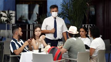 MADRID, 15/08/2020.- Varios turistas en la terraza de un restaurante de la Plaza Mayor de Madrid, este sábado, día de la festividad de la Virgen de la Paloma. EFE/Mariscal