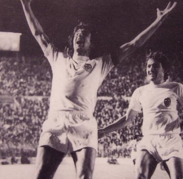 Imagen de archivo de Kempes celebrando un gol en Mestalla.