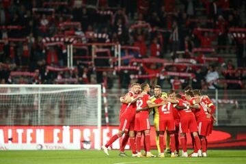 El Union Berlín celebra con aficionados en la grada.