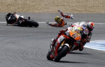 Stefan Bradl, Álvaro Bautista y al fondo la caída de Loris Baz.