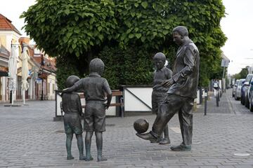 Un conjunto escultórico en homenaje a Ferenc Puskas en Budapest. La estatua principal es el propio Puskas vestido de traje dando toques a un balón mientras le observan unos niños que completan la obra escultórica.