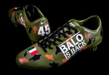 Balotelli, present¨® unas botas con detalles militares que visti¨® el futbolista italiano.
