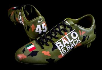 Balotelli, presentó unas botas con detalles militares que vistió el futbolista italiano.