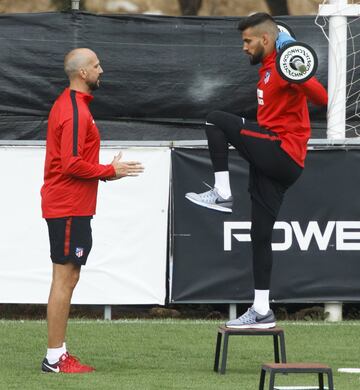 Moyà and goalkeeping coach Óscar Pitillas.