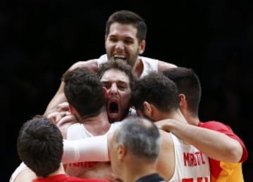 Espa?a celebr¨® el pase a la final del europeo. Pau Gasol y Felipe Reyes.
