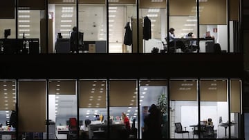 Trabajadores de oficinas en horarios de noche.