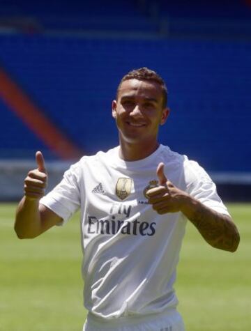 El lateral derecho brasileño Danilo Luiz Da Silva durante su presentación hoy como nuevo jugador del Real Madrid, en el estadio Santiago Bernabeu. 