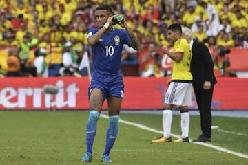 Brazil's Neymar cools off during their 2018 World Cup football qualifier match against Colombia in Barranquilla, Colombia, on September 5, 2017. / AFP PHOTO / Luis Acosta