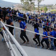 Aficionados de El Salvador pitan el himno de Jamaica
