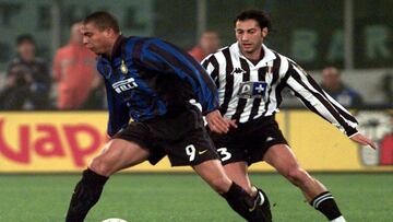 Ronaldo, izda, del Inter de Mil&aacute;n, juega con Marco Juliano, del Juventus, partido de la primera divisi&oacute;n italiana, en Tur&iacute;n