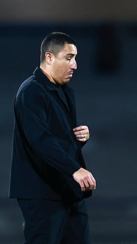 Soccer Football - Liga MX - Pumas UNAM v Atletico San Luis - Estadio Olimpico Universitario, Mexico City, Mexico - October 22, 2025 Pumas UNAM coach Efrain Juarez looks dejected with players after the match REUTERS/Eloisa Sanchez