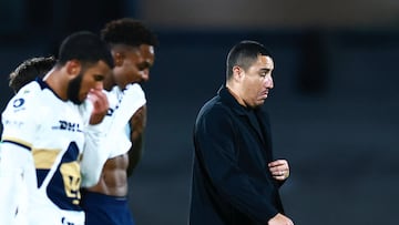 Soccer Football - Liga MX - Pumas UNAM v Atletico San Luis - Estadio Olimpico Universitario, Mexico City, Mexico - October 22, 2025 Pumas UNAM coach Efrain Juarez looks dejected with players after the match REUTERS/Eloisa Sanchez