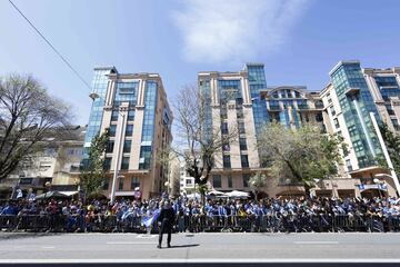 Cientos de seguidores recibieron el autobús del Deportivo de La Coruña a su llegada al estadio de Riazor.