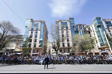 Cientos de seguidores recibieron el autobús del Deportivo de La Coruña a su llegada al estadio de Riazor.