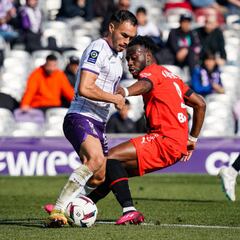 ¡Eludió a tres rivales cerca de su área! La jugada de Suazo que aplauden en Francia