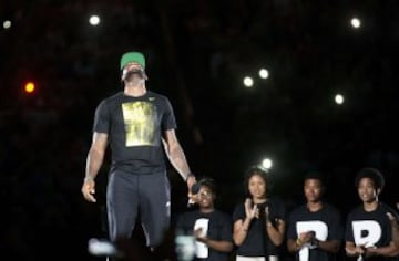 LeBron James durante la ceremonia de vuelta a casa a LeBron.