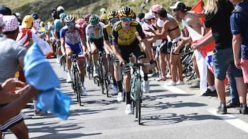 George Bennett lidera el grupo durante la 14ª etapa del Tour de Francia con final en el Tourmalet.