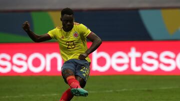 Davinson Sánchez en un partido de la Selección Colombia.