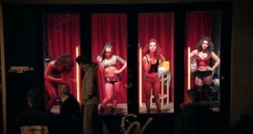 El Barrio Rojo de Amsterdam es uno de más liberales en el mundo en cuanto a la prostitución, drogas y diversidad sexual. En el polémico pero turístico sitio, las mujeres se exhiben a través de vitrinas que dan a la calle, como maniquíes en aparador, y el cliente, si está en vena y trae dinero consigo, tiene al libertad de elegir a la que más le guste. El número de vitrinas está regulado por la ley, además de que cada prostituta tiene derecho a seguridad social.