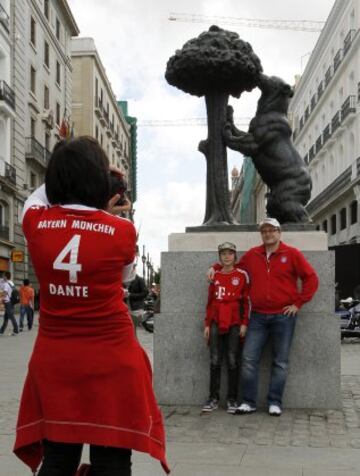 Los seguidores del Bayern Munich toman Madrid para animar a su equipo en el partido de ida de las semifinales de la Champions League que se disputará hoy en el Santiago Bernabéu.