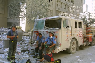 Los bomberos de la ciudad de Nueva York descansan en el World Trade Center.