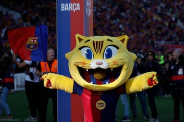 'Cat', la mascota del 125 aniversario del FC Barcelona, un gato con la cara del escudo del Barça creada por los hermanos Jordi y Carlos Grangel.
