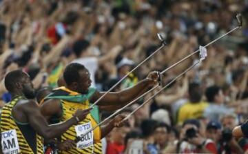 El equipo jamaicano con Bolt a la cabeza se hace un selfie después de ganar el 4x100.