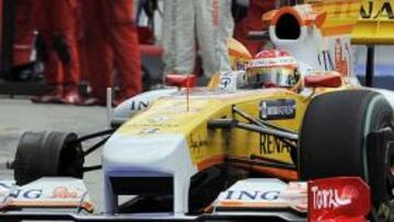 Los comisarios de la Federación Internacional de Automovilismo (FIA) del Gran Premio de Hungría han decidido prohibir al equipo Renault participar en el Gran Premio de Europa, que se disputará en Valencia el 23 de agosto. Los comisarios justifican su sanción en que existió una negligencia en el cambio de ruedas del coche de Alonso en el primer repostaje.