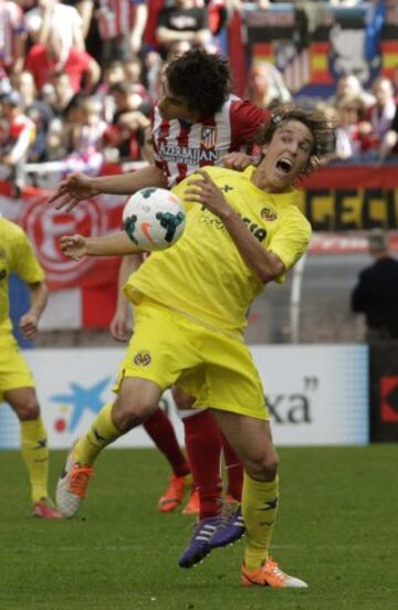 El centrocampista del Villarreal Tomás Pina (d) disputa un balón con el centrocampista portugués del Atlético de Madrid Tiago Mendes (i).