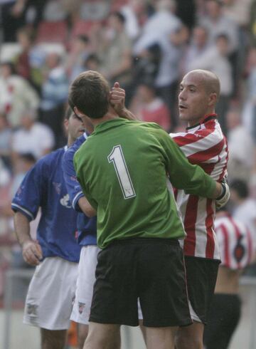 En 2006 el portero del Logroñes le propino un puñetazo a un delantero del Bilbao Athletic  durante el transcurso de un partido