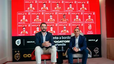 El seleccionador español de baloncesto, Sergio Scariolo, acompañado por el presidente de la FEB, Jorge Garbajosa, en la rueda de prensa de la presentación de la primera lista de jugadores convocados para el Mundial de Filipinas, Japón e Indonesia.