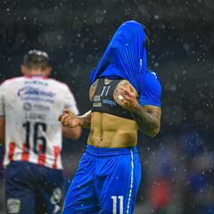 Aficionados protagonizan pelea en el Estadio Azteca
