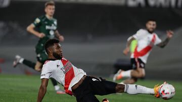 River Plate's Colombian forward Miguel Borja fails to score against Sarmiento during their Argentine Professional Football League Tournament 2022 match at  El Monumental stadium in Buenos Aires, on July 31, 2022 (Photo by ALEJANDRO PAGNI / AFP)