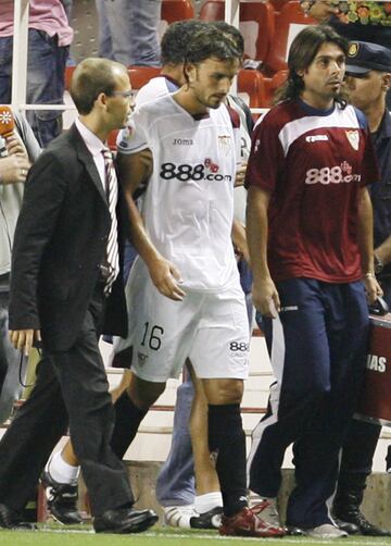 Antonio Puerta abandona el partido ante el Getafe tras sufrir un desmayo. Era 25 de agosto, partido inaugural de la Liga en la temporada 2007-2008. 