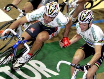 Isaac Gálvez falleció en noviembre de 2006 en el velódromo Kuipke de Gante, durante la disputa de la prueba de Madison en la prueba de los Seis Días de Gante. Se vio involucrado en una caída tras chocar con el ciclista belga Dimitri de Fauw. A consecuencia cayó contra la valla exterior del anillo, lo que le provocó la fractura de varias costillas que afectaron al corazón y a los pulmones. 
Las victorias más importantes las consiguió en la pista, donde fue campeón del mundo en especialidad de madison, siempre haciendo pareja con Joan Llaneras.