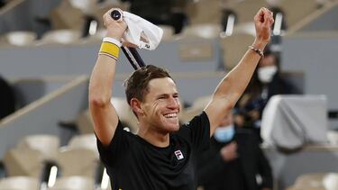 PARIS, FRANCE - OCTOBER 06: Diego Schwartzman of Argentina celebrates after winning match point during his Men's Singles quarterfinals match against Dominic Thiem of Austria on day ten of the 2020 French Open at Roland Garros on October 06, 2020 in Paris,