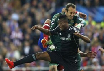 Schwarzer y Jon Obi Mikel.