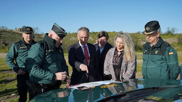 El delegado del Gobierno en Extremadura, José Luis Quintana y la alcaldesa de Hinojal, María Blanca Vivas atienden a las explicaciones de la Guardia Civil.