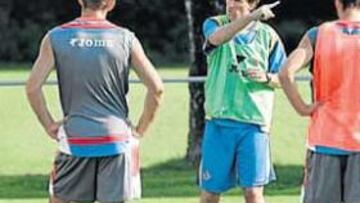 <b>DIALOGANTE. </b>Los jugadores del Getafe confían plenamente en su nuevo entrenador.