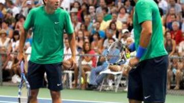 <b>VAMOS, RAFA. </b>Marc López arenga a Rafael Nadal en los dobles.
