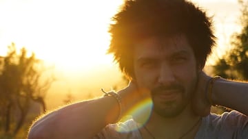 El rider de BMX, parapente y fisioterapeuta Roger Soler a contraluz durante la puesta de sol.