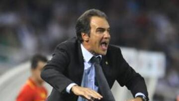 Lasarte dirigiendo un partido.